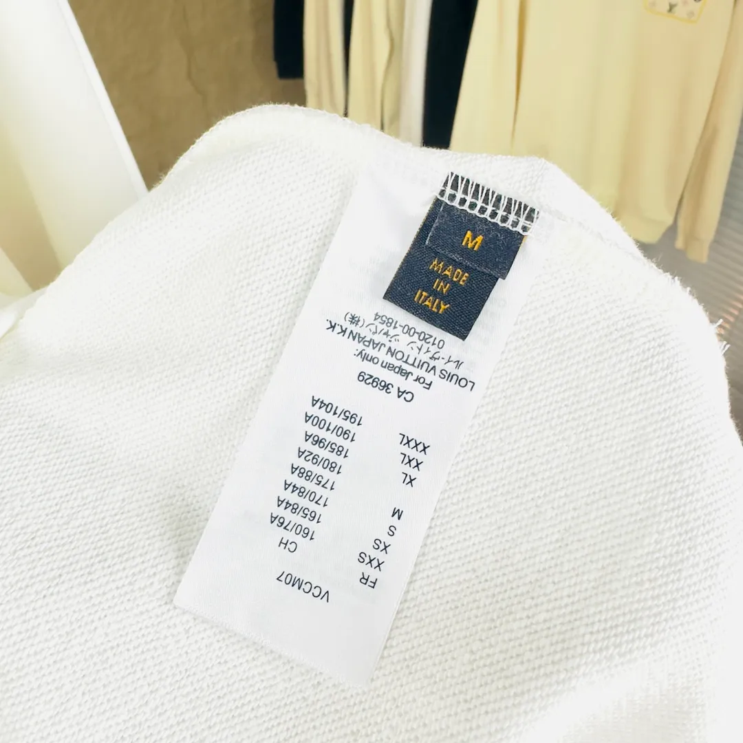 🅿️320 Brand: Louis Vuitton🤳𝗟𝗩 Fabric: ☑️Made of 440g double-strand pure cotton terry👕 Fabric: ☑️Thread with 1*1 double yarn thread. 🔜Comes with dyeing in the same tank. Craftsmanship: ☑️The embroidery uses 3D three-dimensional embroidery technology, 🇧🇫The original computer scan and print is restored 1:1. The pattern is clear and the needle count is dense. It is a rare high-end product on the market! 🇲🇩All three standards are complete! Size: ☑️S 〰️M 〰️L 〰️XL 〰️XXL
